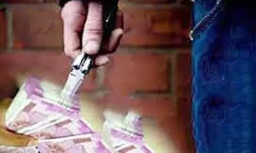 வங்கி வாடிக்கையாளர்களிடம் ரூ.2½ லட்சம் கொள்ளை