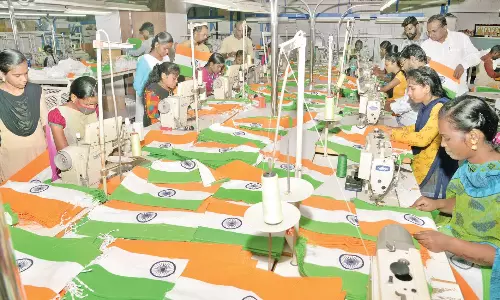 திருப்பூரில் இரவு, பகலாக தேசிய கொடி தயாரிப்பு திருப்பூரில் இரவு, பகலாக தேசிய கொடி தயாரிப்பு