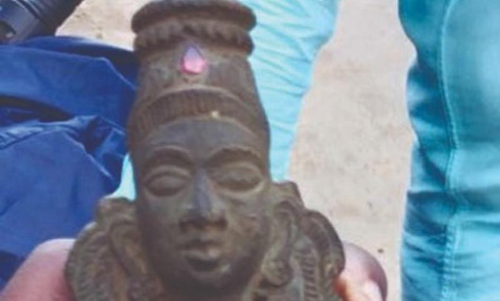பழைய இரும்புக்கடையில் இருந்த உலோகத்தாலான அம்மன் சிலை பழைய இரும்புக்கடையில் இருந்த உலோகத்தாலான அம்மன் சிலை