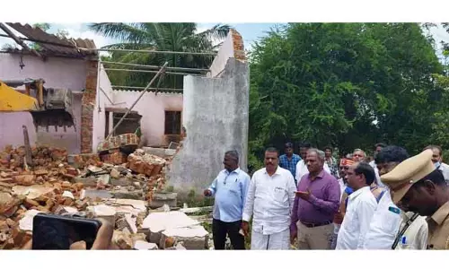 அழகுராஜ பெருமாள் கோவில் இடங்களில் இருந்த ஆக்கிரமிப்பு வீடுகள் அகற்றம் அழகுராஜ பெருமாள் கோவில் இடங்களில் இருந்த ஆக்கிரமிப்பு வீடுகள் அகற்றம்