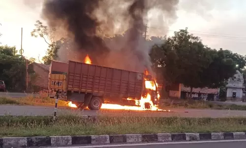 மோட்டார்சைக்கிள், லாரி தீப்பிடித்து எரிந்தன; முதியவர் பலி மோட்டார்சைக்கிள், லாரி தீப்பிடித்து எரிந்தன; முதியவர் பலி