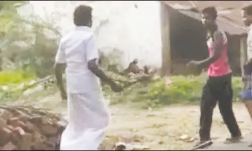 கொடுத்த கடனை திருப்பிக்கேட்ட வாலிபரை அரிவாளால் வெட்ட துரத்திய தி.மு.க. கவுன்சிலரின் கணவர் கைது