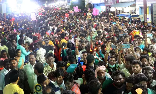 சேலம் குகை மாரியம்மன், காளியம்மன் கோவிலில் ஆடித்திருவிழா: பக்தர்களை பரவசப்படுத்திய வண்டி வேடிக்கை