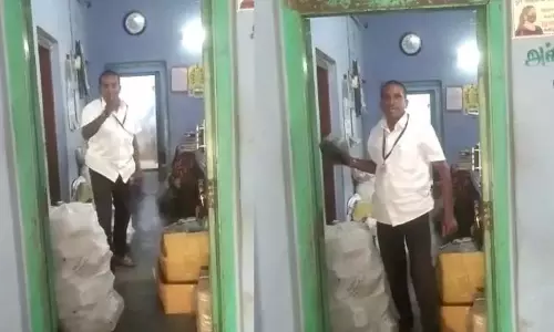 ஒரே அடி பாக்குறியா... மின் மீட்டரை தூக்கி அடித்த மின்வாரிய ஊழியர்...!