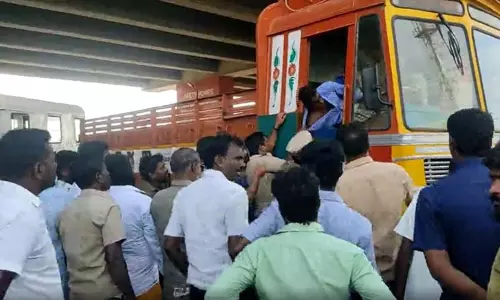 பொன்னேரி அருகே போதையில் தாறுமாறாக லாரியை ஓட்டிய டிரைவரால் பரபரப்பு