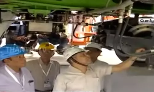 வந்தே பாரத் ரெயில் பெட்டிகள் - ரெயில்வே மந்திரி அஸ்வினி வைஷ்ணவ் ஆய்வு வந்தே பாரத் ரெயில் பெட்டிகள் - ரெயில்வே மந்திரி அஸ்வினி வைஷ்ணவ் ஆய்வு