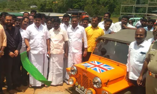 குற்றாலம் சாரல் திருவிழா: பழமை வாய்ந்த கார்கள் கண்காட்சி குற்றாலம் சாரல் திருவிழா: பழமை வாய்ந்த கார்கள் கண்காட்சி