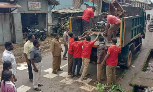 கேட்பாரற்று கிடந்த வாகனங்கள் அகற்றம்