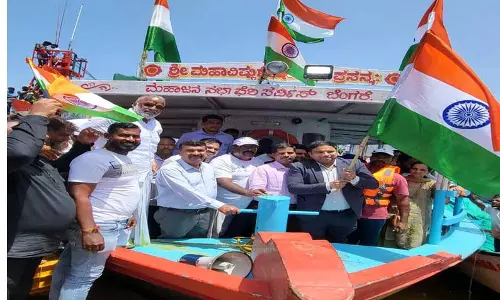 அரபிக்கடலில் தேசியகொடிகளுடன் 75 மீன்பிடி படகுகள் பயணம்;   கலெக்டர் ராஜேந்திரா தொடங்கி வைத்தார்