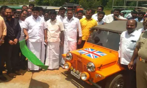 குற்றாலம் சாரல் திருவிழாவில் பழமையான கார்கள் அணிவகுப்பு; அமைச்சர் தொடங்கி வைத்தார் குற்றாலம் சாரல் திருவிழாவில் பழமையான கார்கள் அணிவகுப்பு; அமைச்சர் தொடங்கி வைத்தார்