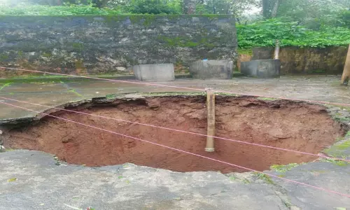 குட்டே பகுதியில், அரசு பள்ளி வளாகத்தில்  கிணற்றின் சுற்றுச்சுவர் இடிந்து விழுந்தது
