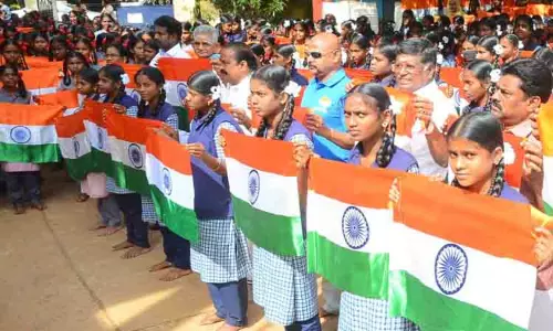 மாணவிகளுக்கு தேசியக்கொடி வினியோகம் மாணவிகளுக்கு தேசியக்கொடி வினியோகம்