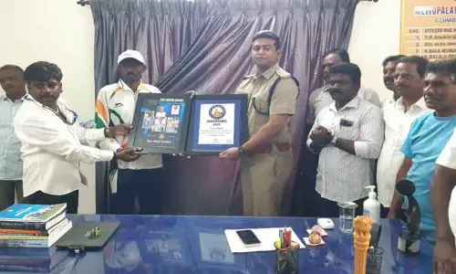 சைக்கிளில் சென்று சாதனை படைத்த வீரருக்கு சான்றிதழ்