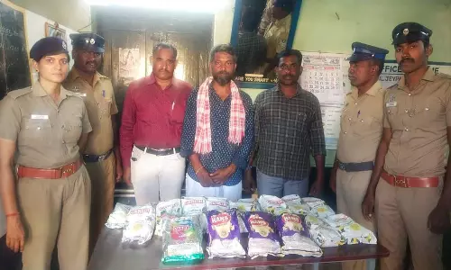 ரெயிலில் புகையிலை பொருட்கள் கடத்தி வந்த கர்நாடகாவை சேர்ந்தவர் கைது ரெயிலில் புகையிலை பொருட்கள் கடத்தி வந்த கர்நாடகாவை சேர்ந்தவர் கைது