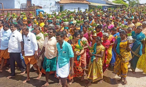 ஆடி மாத கடைசி வெள்ளிக்கிழமையையொட்டி அம்மன் கோவில்களில் குவிந்த பக்தர்கள்