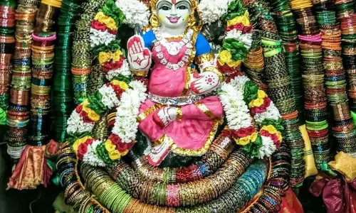 ஆடி கடைசி வெள்ளியையொட்டி வேலூர் மகா மாரியம்மனுக்கு 25 ஆயிரம் வளையல் அலங்காரம் ஆடி கடைசி வெள்ளியையொட்டி வேலூர் மகா மாரியம்மனுக்கு 25 ஆயிரம் வளையல் அலங்காரம்