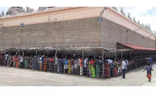 அருணாசலேஸ்வரர் கோவிலில் பக்தர்கள் கூட்டம் அலைமோதியது