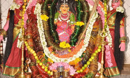 அம்மன் கோவில்களில் சிறப்பு பூஜை அம்மன் கோவில்களில் சிறப்பு பூஜை