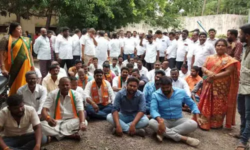 கோவில் திருவிழாவில் இருதரப்பினர் மோதல்; பா.ஜ.க. பிரமுகருக்கு அரிவாள் வெட்டு