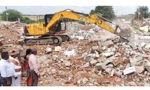 மேல்விஷாரத்தில் ஆக்கிரமிப்பு வீடுகள் அகற்றம் மேல்விஷாரத்தில் ஆக்கிரமிப்பு வீடுகள் அகற்றம்