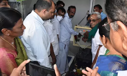 பவானிசாகர் அணையில் இருந்து கீழ்பவானி வாய்க்கால் பாசனத்துக்கு தண்ணீர் திறப்பு- அமைச்சர்-கலெக்டர் மலர் தூவினார்கள் பவானிசாகர் அணையில் இருந்து கீழ்பவானி வாய்க்கால் பாசனத்துக்கு தண்ணீர் திறப்பு- அமைச்சர்-கலெக்டர் மலர் தூவினார்கள்