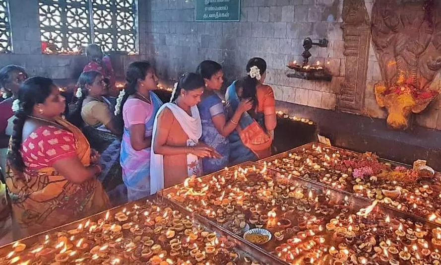 ஆடி கடைசி வெள்ளிக்கிழமையையொட்டி கோவில்களில் சிறப்பு வழிபாடு ஆடி கடைசி வெள்ளிக்கிழமையையொட்டி கோவில்களில் சிறப்பு வழிபாடு