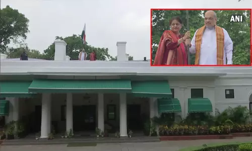 வீடுதோறும் மூவர்ண கொடி; தனது வீட்டில் தேசிய கொடி ஏற்றிய உள்துறை மந்திரி அமித்ஷா வீடுதோறும் மூவர்ண கொடி; தனது வீட்டில் தேசிய கொடி ஏற்றிய உள்துறை மந்திரி அமித்ஷா
