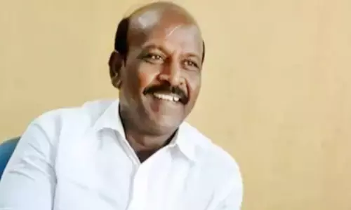 சைதாப்பேட்டை தொகுதியில் உள்ள நடைபாதை வியாபாரிகள் 700 பேருக்கு மெகா குடை - அமைச்சர் மா.சுப்பிரமணியன் வழங்கினார்