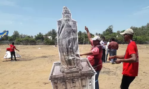 சர்வதேச பட்டம் விடும் திருவிழா: திருவள்ளுவர் சிலை வடிவில் பறந்த பட்டம்