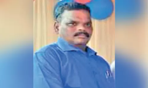 பள்ளி மாணவிகளுக்கு பாலியல் தொல்லை கொடுத்த ஆசிரியர் - போக்சோ சட்டத்தில் கைது