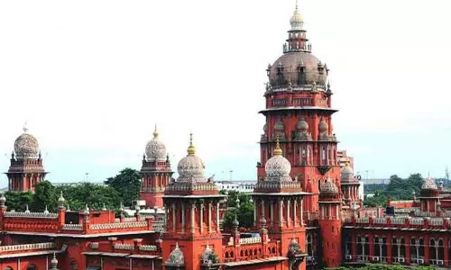 நீர்நிலை ஆக்கிரமிப்புகளுக்கு பட்டா வழங்கும் வகையில் மறுவகைப்படுத்தக் கூடாது - தமிழக அரசுக்கு ஐகோர்ட் உத்தரவு நீர்நிலை ஆக்கிரமிப்புகளுக்கு பட்டா வழங்கும் வகையில் மறுவகைப்படுத்தக் கூடாது - தமிழக அரசுக்கு ஐகோர்ட் உத்தரவு