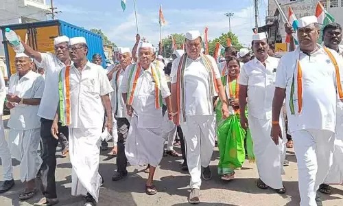 காங்கிரஸ் கட்சியினர் பாதயாத்திரை