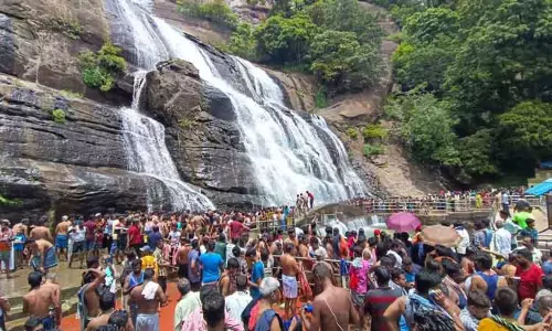 குற்றாலத்தில் குவிந்த சுற்றுலா பயணிகள்