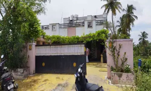 தொழில் அதிபர் வீட்டில் ரூ.3 லட்சத்தை   மர்ம நபர்கள் திருடி சென்றனர்.