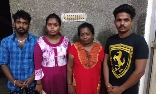 படகில் தப்பி வந்து நேராக போலீஸ் நிலையத்தில் ஆஜரான 4 அகதிகள் படகில் தப்பி வந்து நேராக போலீஸ் நிலையத்தில் ஆஜரான 4 அகதிகள்