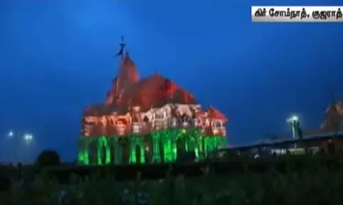 குஜராத் சோமநாதர் ஆலயத்தில் மூவர்ண மின்னொளி அலங்காரம் குஜராத் சோமநாதர் ஆலயத்தில் மூவர்ண மின்னொளி அலங்காரம்