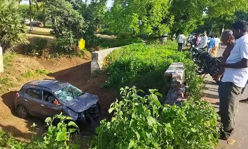 தாறுமாறாக ஓடிய கார் மோதி மூதாட்டி பலி