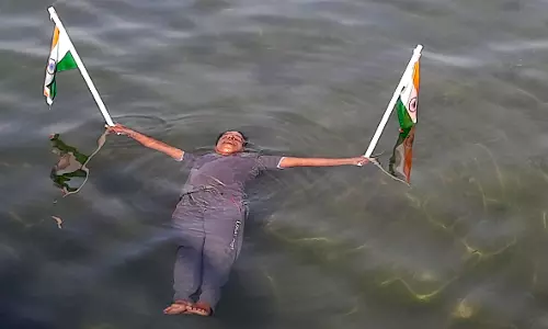 தேசிய கொடியுடன் கடலில் 75 நிமிடம் மிதந்து சமூக ஆர்வலர் சாதனை தேசிய கொடியுடன் கடலில் 75 நிமிடம் மிதந்து சமூக ஆர்வலர் சாதனை