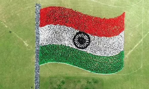 மாணவர்கள் ஒன்றிணைந்து பிரம்மாண்ட தேசிய கொடியை உருவாக்கி சாதனை