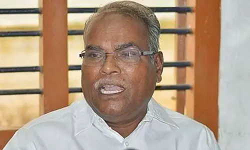 தமிழக நிதியமைச்சர் கார் மீது செருப்பு வீச்சு- மார்க்சிஸ்ட் கம்யூனிஸ்ட் கண்டனம் தமிழக நிதியமைச்சர் கார் மீது செருப்பு வீச்சு- மார்க்சிஸ்ட் கம்யூனிஸ்ட் கண்டனம்