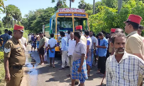 டிப்பர் லாரி மோதி என்ஜினீயர், பெண் படுகாயம்