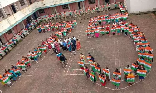 வால்பாறையில் கடை, வீடுகளில் தேசிய கொடி ஏற்றம்