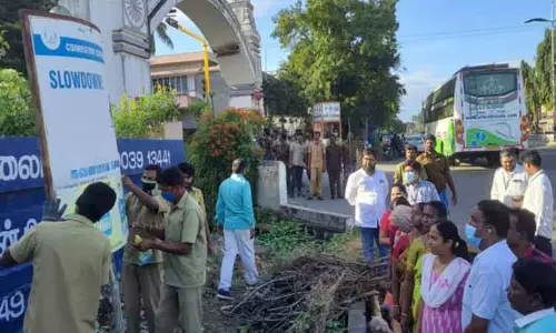 பொள்ளாச்சி நகரில் விளம்பர பலகைகள் அகற்றம்