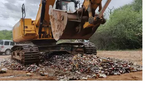 தேனியில் போலீசாரால் பறிமுதல் செய்யப்பட்ட  15 ஆயிரம் மதுபான பாட்டில்கள் அழிப்பு