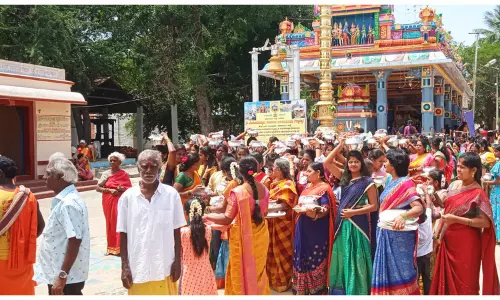 ராபர்ட்சன்பேட்டை முத்துமாரியம்மன் கோவில் ஆடித்திருவிழா:  501 பால்குடத்துடன் பெண்கள் ஊர்வலம்