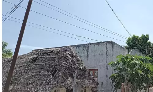 தாழ்வாக செல்லும் மின்கம்பிகள் சீரமைக்கப்படுமா? தாழ்வாக செல்லும் மின்கம்பிகள் சீரமைக்கப்படுமா?