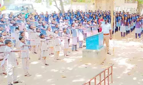 மாணவ-மாணவிகள் உறுதி மொழி ஏற்பு