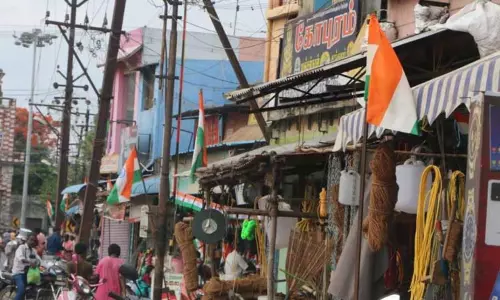 வீடுகளில் பொதுமக்கள் தேசிய கொடி ஏற்றினர் வீடுகளில் பொதுமக்கள் தேசிய கொடி ஏற்றினர்