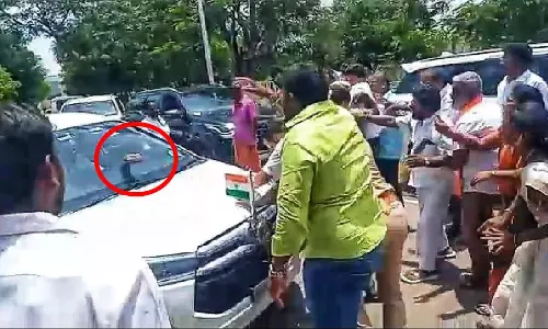 அமைச்சர் பழனிவேல் தியாகராஜன் கார் மீது பா.ஜனதா கட்சியினர் செருப்பு வீச்சு அமைச்சர் பழனிவேல் தியாகராஜன் கார் மீது பா.ஜனதா கட்சியினர் செருப்பு வீச்சு