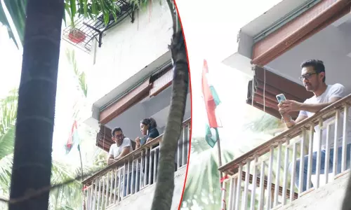 நடிகர் அமீர்கான் தனது வீட்டில் தேசியக்கொடி ஏற்றினார்...! நடிகர் அமீர்கான் தனது வீட்டில் தேசியக்கொடி ஏற்றினார்...!